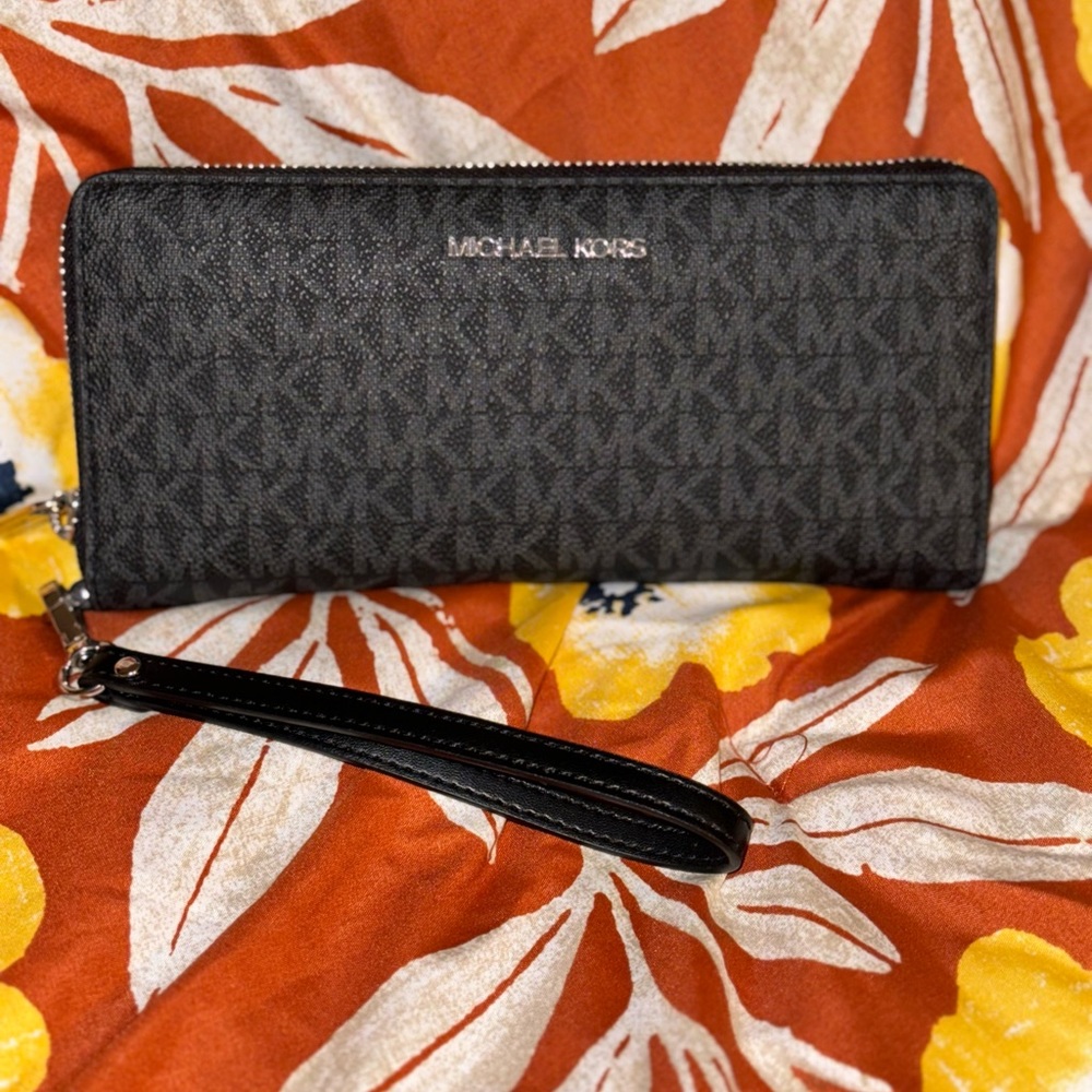 Michael Kors Wallet with wristlet
